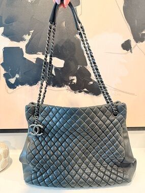 CHANEL Black Quilted Leather Shoulder Bag with Chain Strap and CC Charm